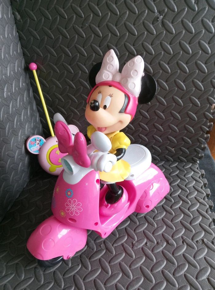 Minnie sur son scooter - photo numéro 2