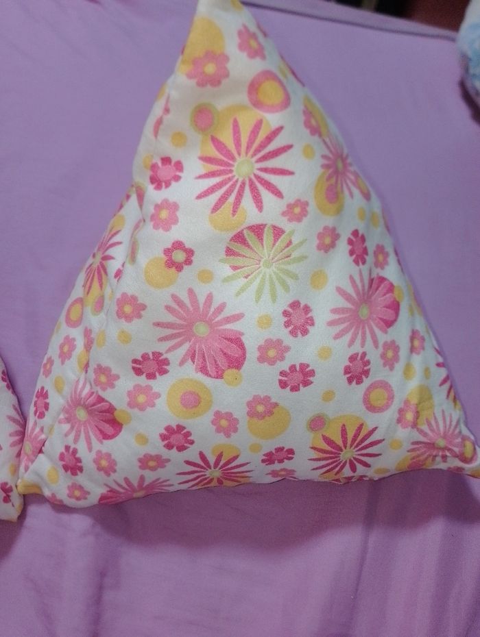 Coussin en forme de triangle - photo numéro 3