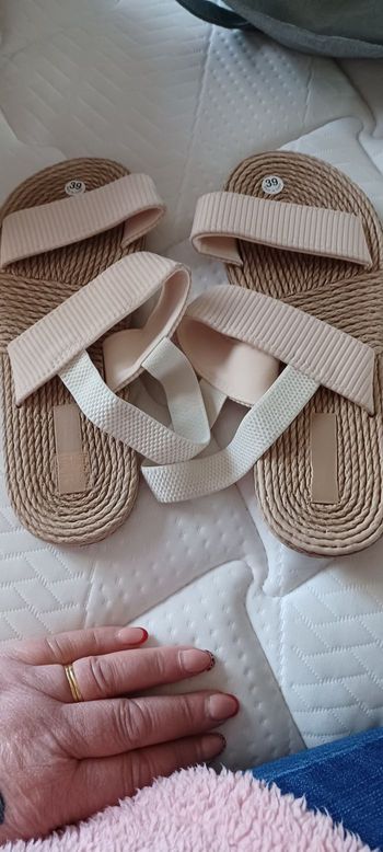 Très belles paires de claquettes femme Pointure 39