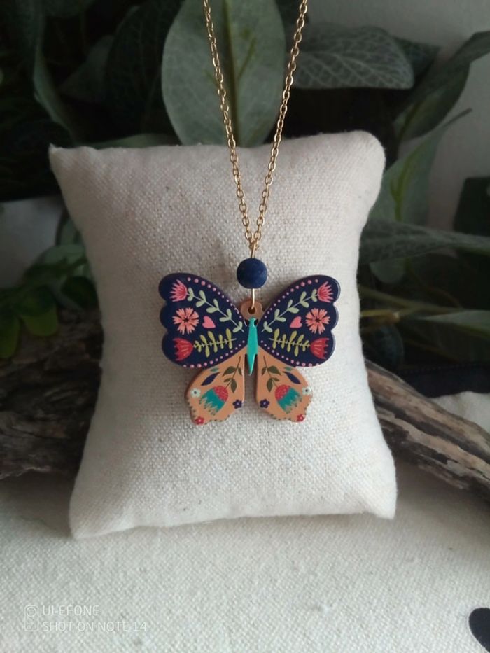 Collier papillon avec pierre de lapis lazuli naturelle