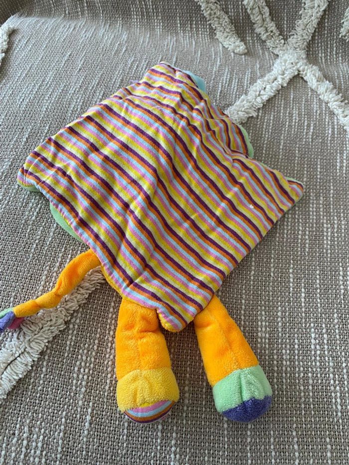 Peluche doudou plat 21cm pommette lion orange et vert très bon état - photo numéro 3