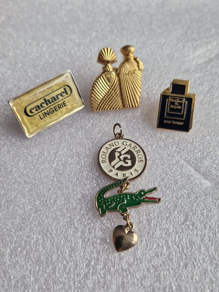 ✨ Lot de 4 pin’s vintage – Cacharel, Van Cleef & Arpels, Roland Garros, Couple doré - photo numéro 3