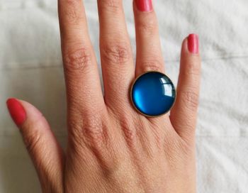 bague ajustable avec une pierre de couleur marine