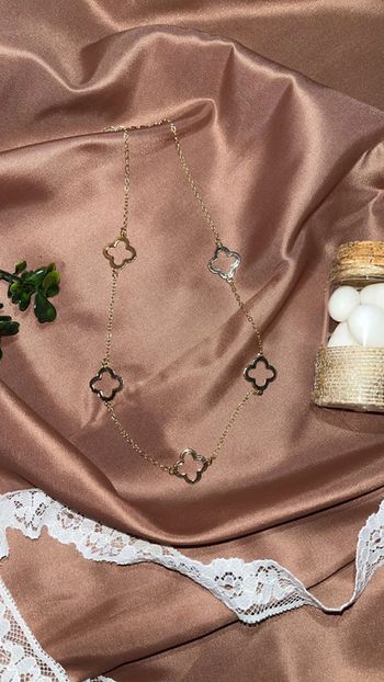 Collier en or avec pendentifs fleurs ajourées