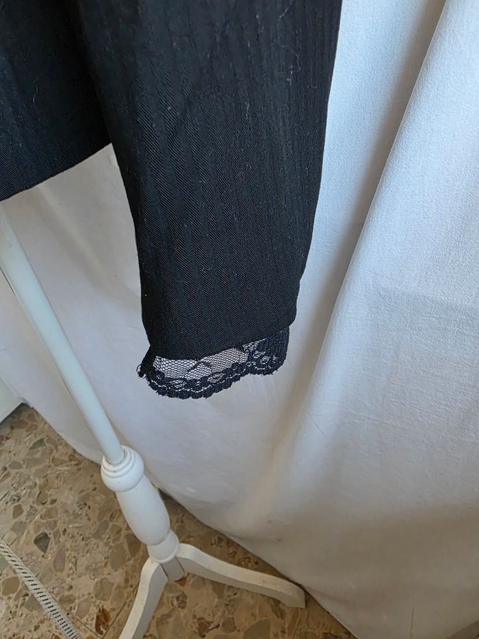 Veste noire a rayures noir façon satin,fausse pochette avec dentelle, bas de manche en dentelle, en excellent état, en viscose&polyester, largeur d'épaule 38cm, largeur sous bras 48cm, longueur 59cm, marque Adèle Joris =8€ - photo numéro 4