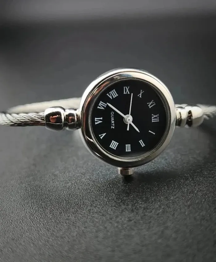Montre bracelet argentée & noire, style vintage - photo numéro 2