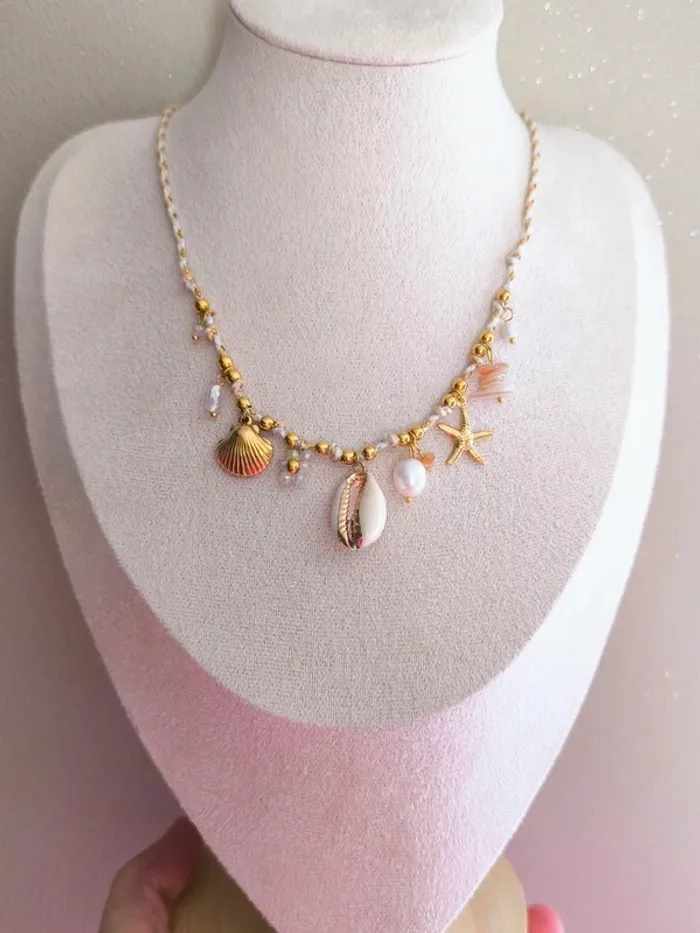 Collier doré et beige avec charms marins et fleur - photo numéro 5