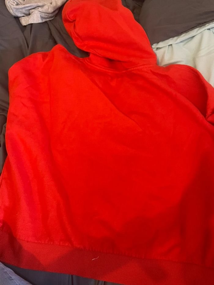 Sweat à capuche rouge – style casual & confortable, parfait état - photo numéro 2