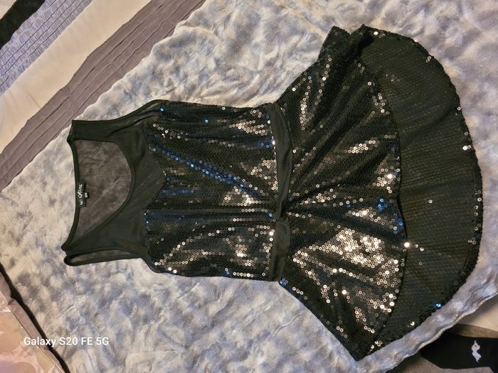 Vend vêtement pour soirée de fête.