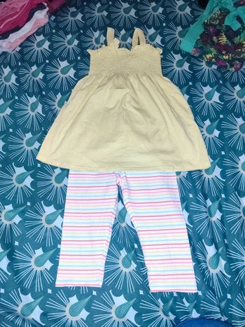 Ensemble top+ legging court taille 5 ans.
