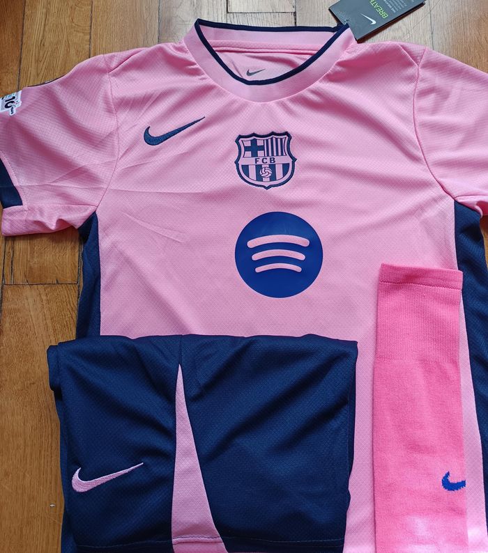 Kit complet football Barcelone taille 10 ans modèle Lamine Yamal + patch - photo numéro 2