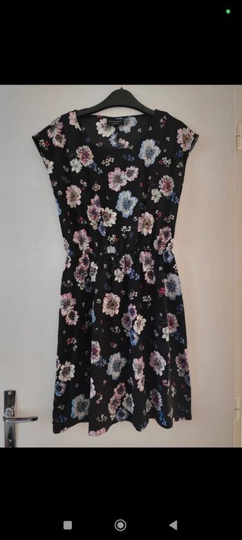 Robe d'été noire fleurie ceintrée taille 34 C&A