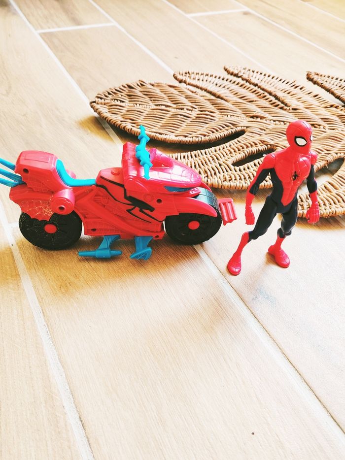💫Figurine Spider-man avec sa moto Avengers Marvel marque Hasbro - photo numéro 3