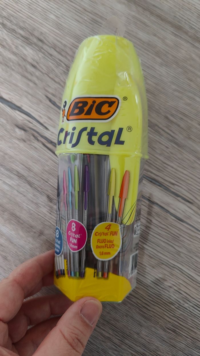 Une boîte de stylos BIC - photo numéro 2