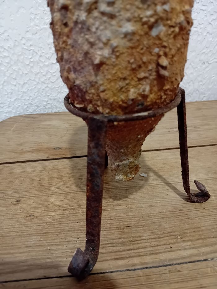 Amphore  rouillée avec son socle rouillé - photo numéro 2