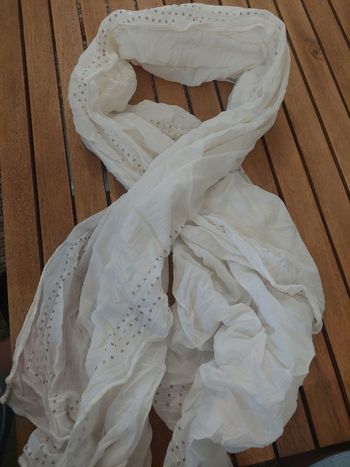 Foulard blanc léger avec détails décoratifs