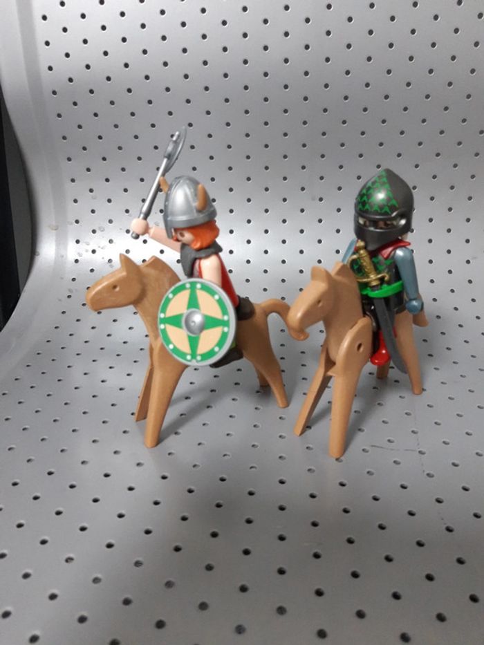 😺 lot 2 chevaliers playmobil avec 2 chevaux 😺 - photo numéro 4