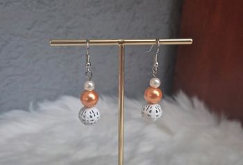 Boucles d’oreilles Perles orangées et blanches 🧡🤍 #Bijoux #Perles #Mode