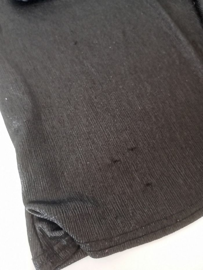 Robe sans manche . 10 ans .Noir brillant et bande dentelle . Polyester élasthanne. Très bon état . - photo numéro 8