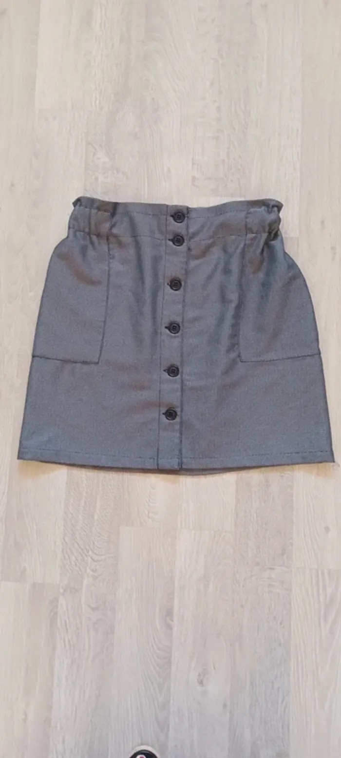 Jupe femme Tissaia, taille 40, boutonnée sur le devant, en très bon état. - photo numéro 2