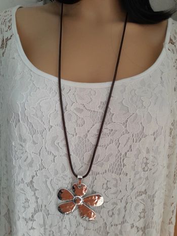 Long collier/cordon avec fleur, argenté, style Bohème