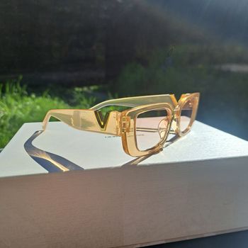 Lunettes de soleil dorées