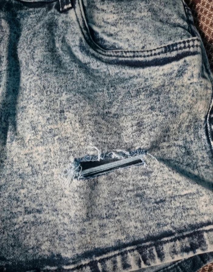 Short en jeans effet délavé (effet vieilli)et troué taille 40 - photo numéro 3
