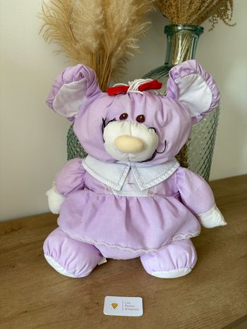Peluche souris stylé puffalumps violette noeud rouge