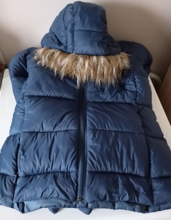 Blouson doudoune.Taille S. Capuche et fausse fourrure .2 poches . Polyamide polyester. Bleu foncé ,marine ..Up Fashion.Etat neuf - photo numéro 2