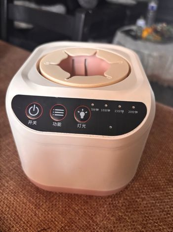 Appareil préparateur, rechargeable pour diluer la poudre du lait  dans le biberon 