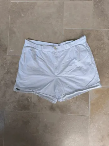 Short Lacoste blanc taille 48 logo devant Femme