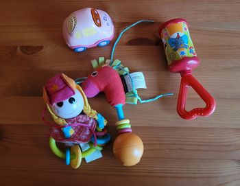 Lot de jouets et hochets bébé