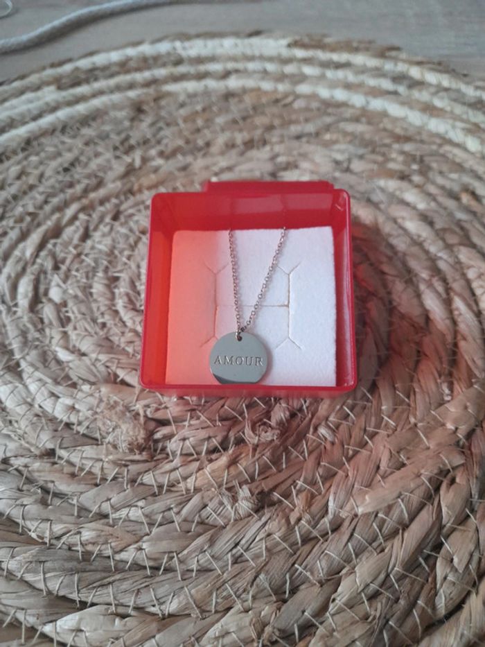 Collier médaillon " Amour" - photo numéro 2