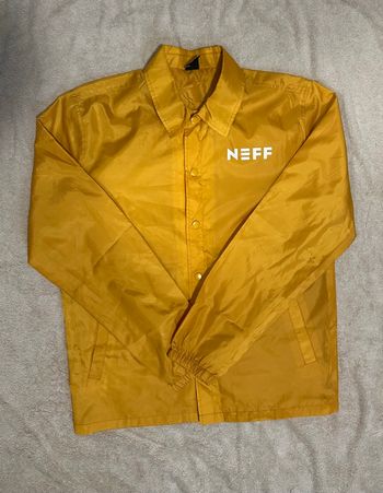 Veste coupe vent Neff Jaune – taille M – état neuf – parfait pour une style urbain