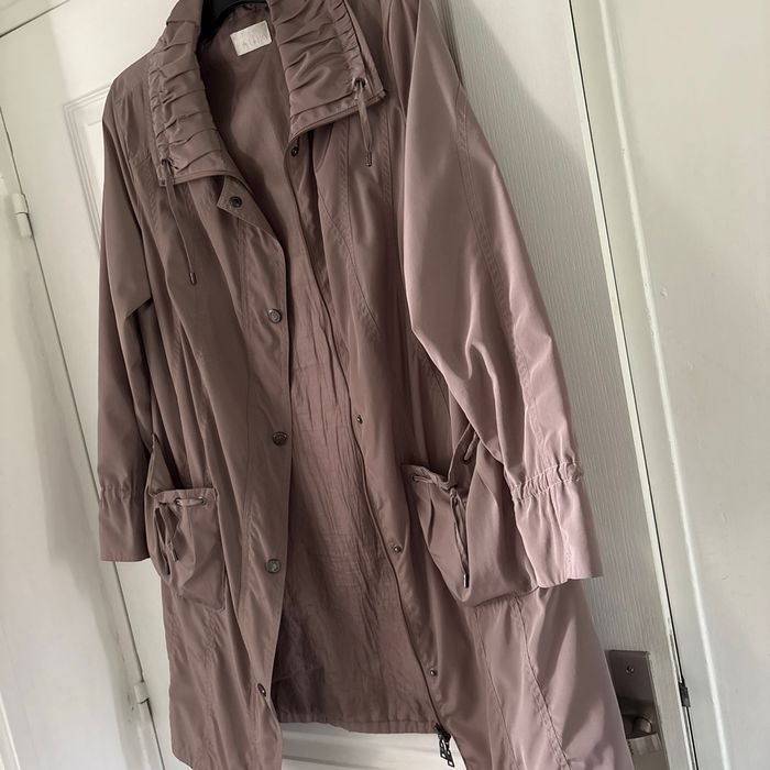 Imperméable beige.