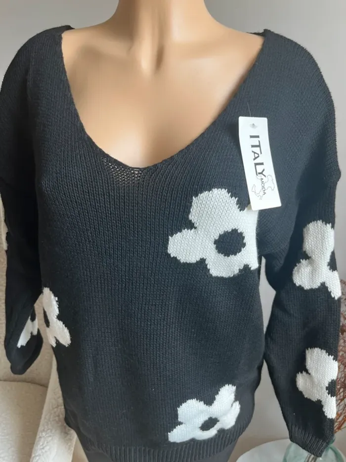 Pull noir avec marguerites blanches - photo numéro 4