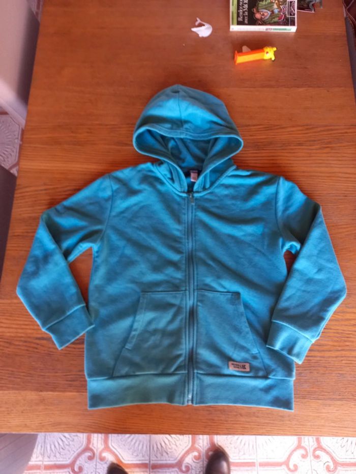 Gilet/sweat à capuche A donner
