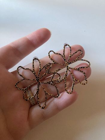 Boucles d’oreilles NEUVES pour femme forme de fleurs couleur doré et noir motifs léopard