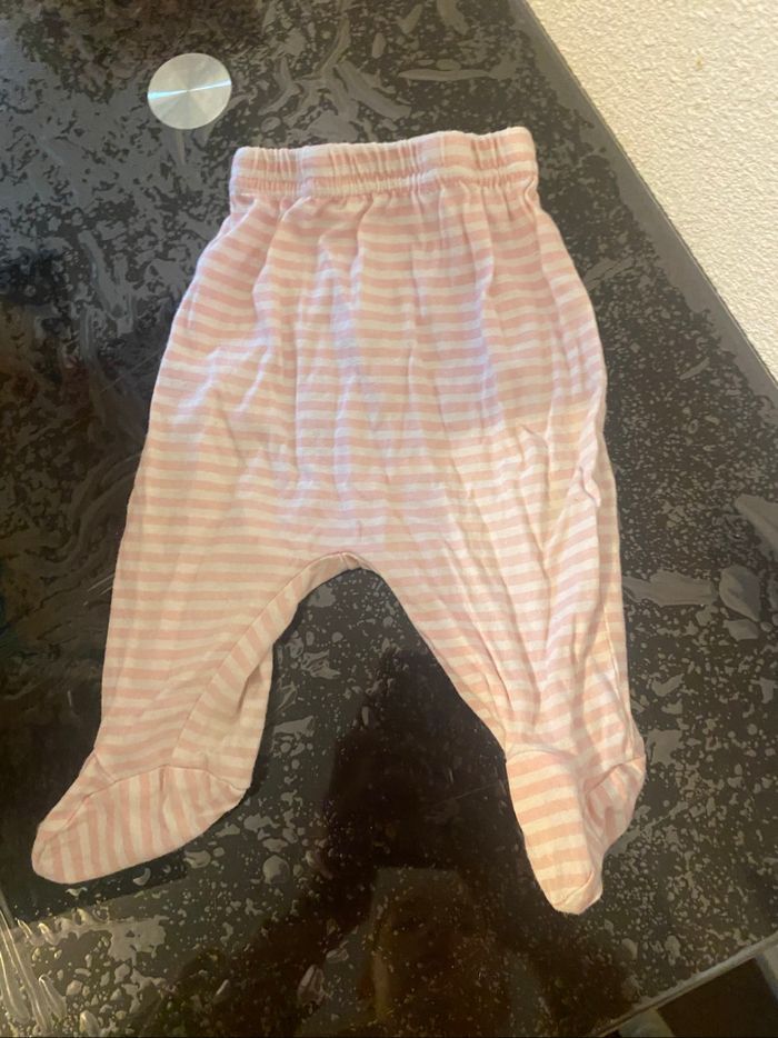 Vends un lot de vêtements ( pyjama , tenues , body , 2 turbulettes ( pas apparente sur les photos car pas assez de place ) - photo numéro 4