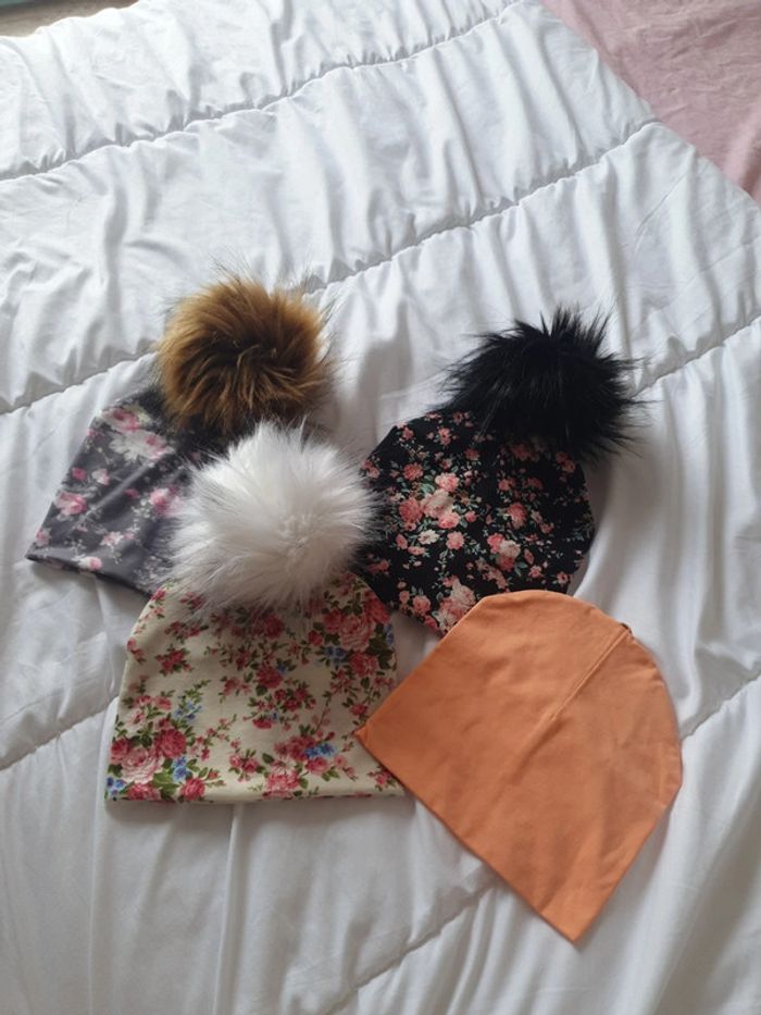 4 bonnets , tuques mpompon neufs !