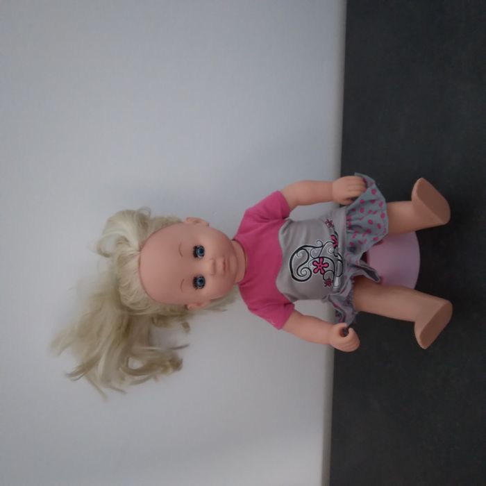 Poupée et ses accessoires - photo numéro 2