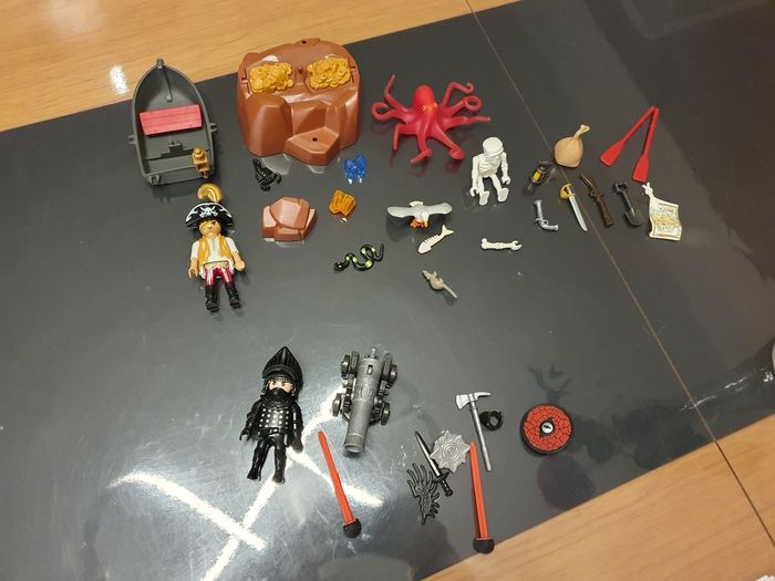 Ensemble de 2 aventures playmobil,  pirate et chevalier