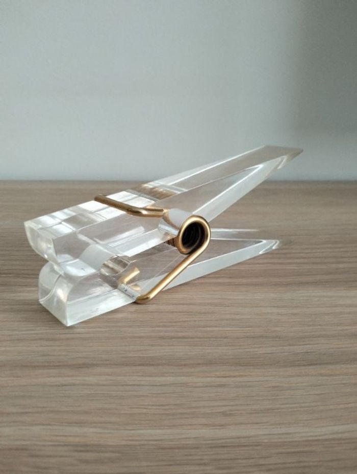 Pince géante en plexi vintage.