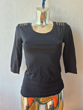 Haut uni avec piques épaules