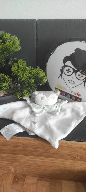 doudou chouette hibou bébé9 bébé 9 blanc gris étoiles triangle vert jaune ronds collerette