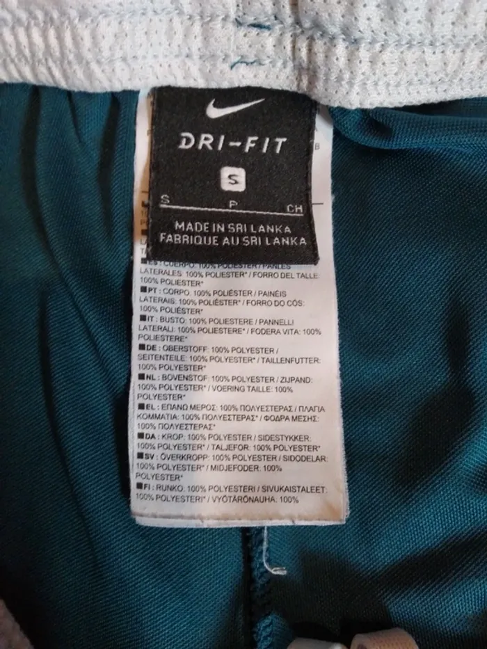 Short Nike taille S - photo numéro 3