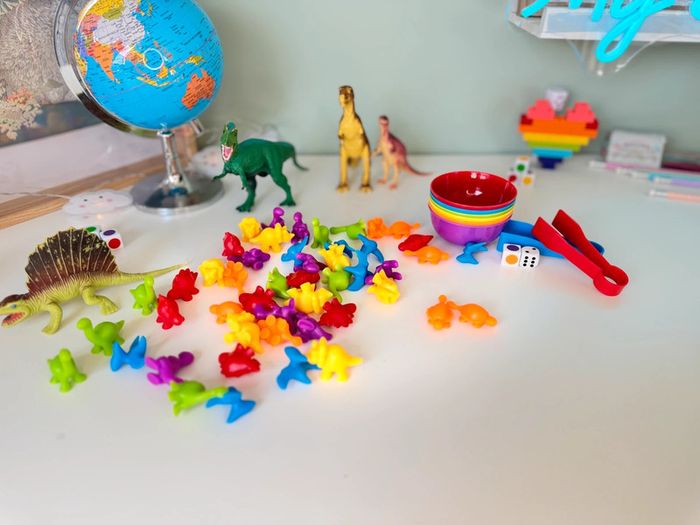 Figurines colorées les Dino à trier: Dénombrer, Compter, Couleurs,Motricité - photo numéro 4