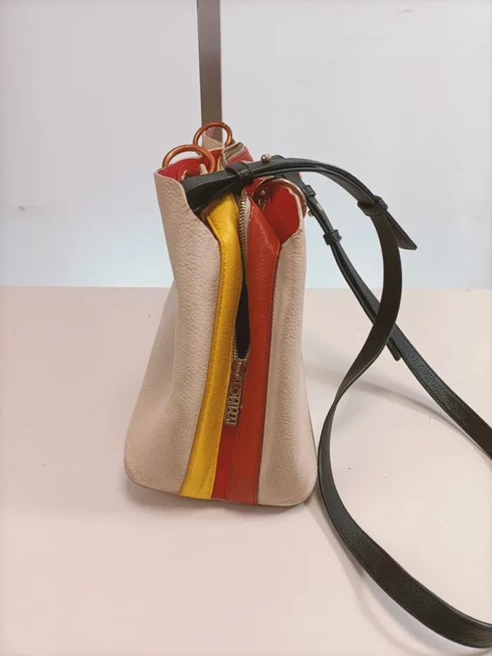 Sac à main Tommy Hiffiger beige rouge porté épaule bandoulière - photo numéro 7