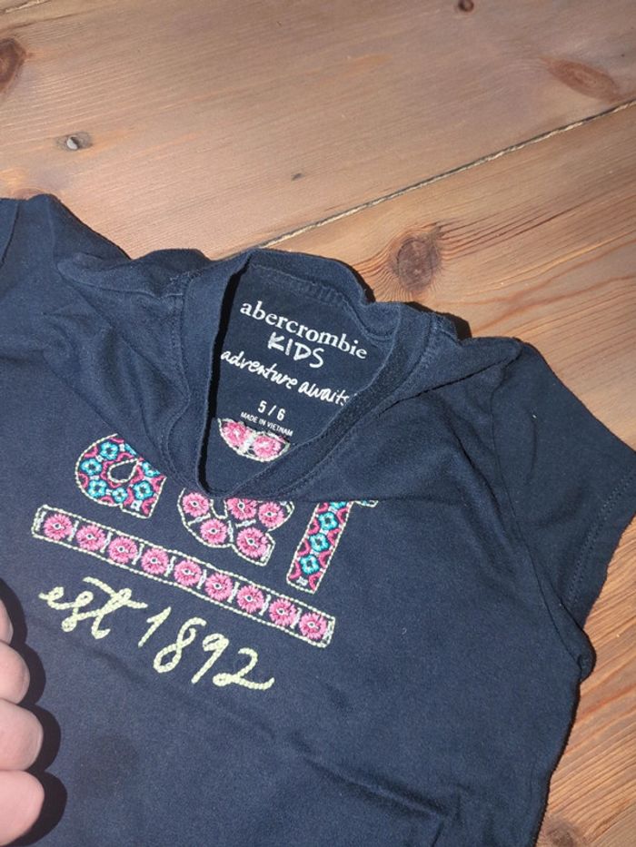 T-shirt a nouer Abercrombie kids fille noir broderies rose - photo numéro 3