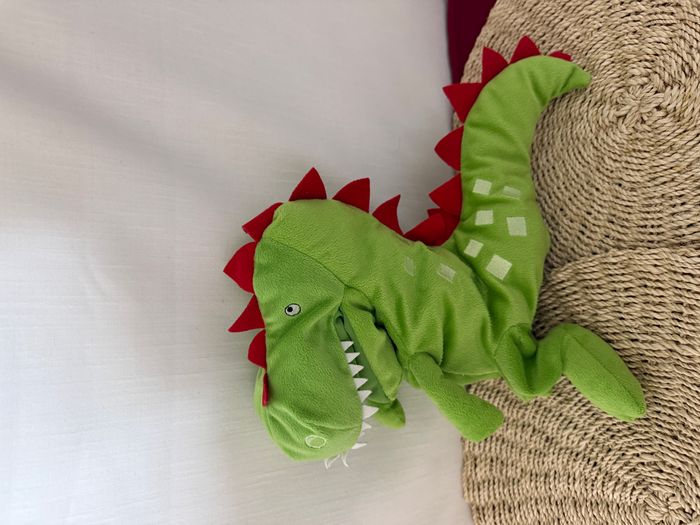 Doudou peluche marionnette dragon dinosaure vert rouge IKEA - photo numéro 2